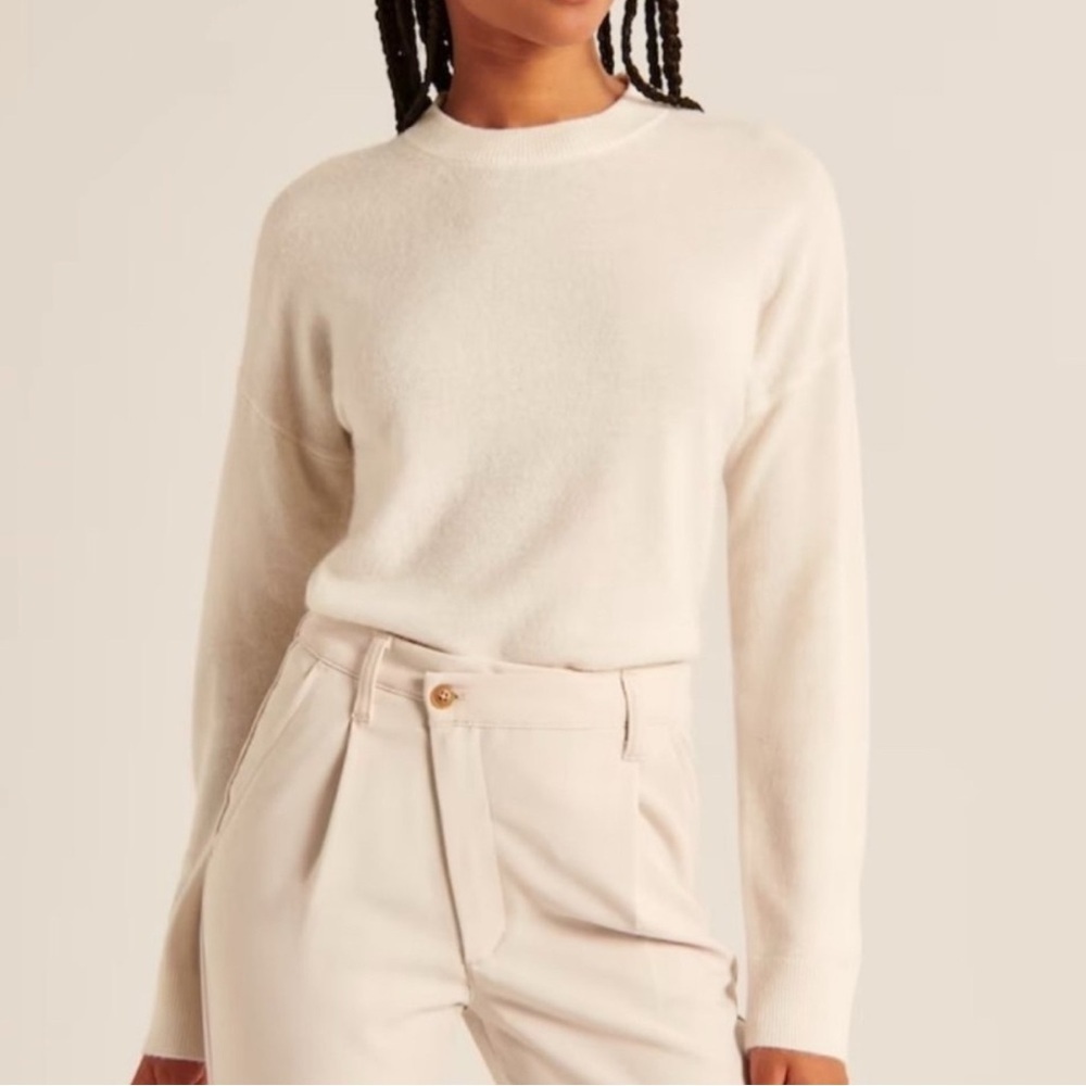 Abercrombie & Fitch Cream Crew Neck Sweater size M